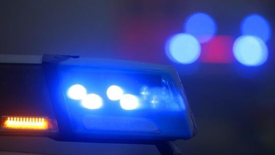 Ein Blaulicht leuchtet an einer Polizeistreife