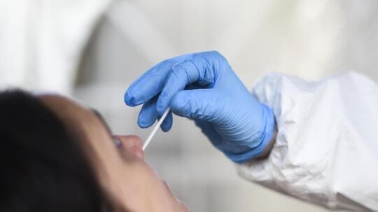 Eine Frau wird auf das Coronavirus getestet