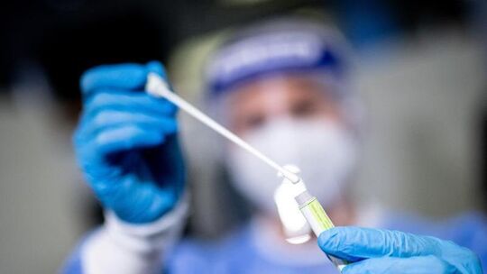 Probe eines Rachenabstrichs in Corona-Testzentrum