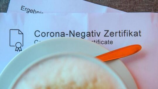 Kaffee und Corona-Schnelltest