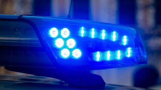 Ein Blaulicht der Polizei leuchtet auf