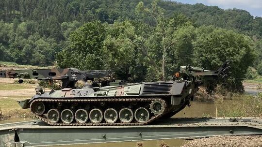 Bundeswehr baut Brücke über die Ahr