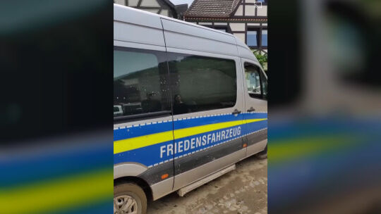 Invasion der "Querdenker" - Friedensfahrzeug
