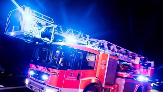 Ein Einsatzwagen der Feuerwehr trifft an der Unfallstelle ein