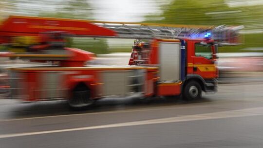 Ein Feuerwehrfahrzeug fährt zu einem Einsatz