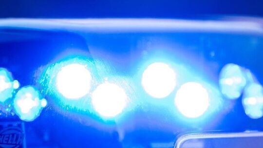 Ein Blaulicht leuchtet auf dem Dach einer Polizeistreife