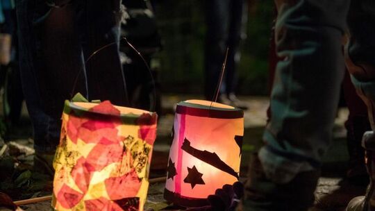 Laternen stehen bei einem Martinsumzug auf dem Boden