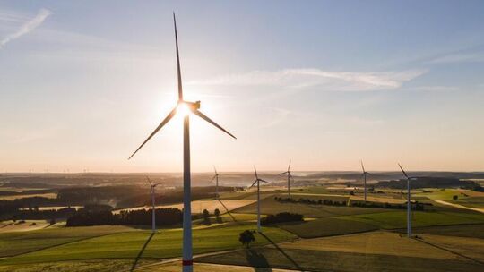 Windrad im Sonnenaufgang