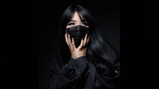 Die Musikerin Aiko mit einer schwarzen Maske.