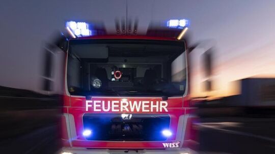 Feuerwehrfahrzeug im Sonnenuntergang