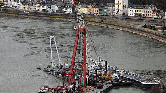 Säuretanker an der Loreley: Ladung wird abgepumpt