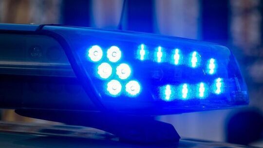Ein Blaulicht der Polizei leuchtet auf