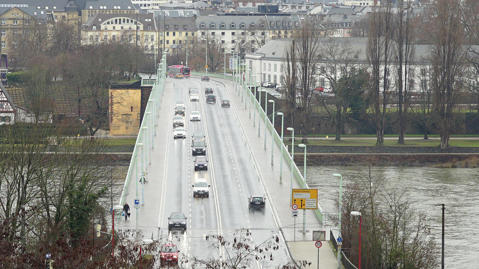 Die rechte Spur in Richtung Innenstadt ist auf der Pfaffendorfer Brücke derzeit gesperrt.