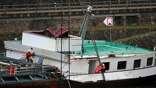 Das Säuretankschiff "Waldhof" an der Loreley ist wieder aufgerichtet