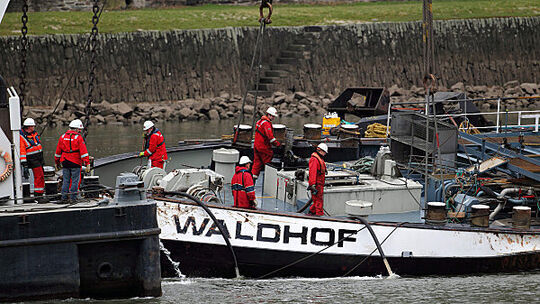 Das Säuretankschiff "Waldhof" an der Loreley ist wieder aufgerichtet
