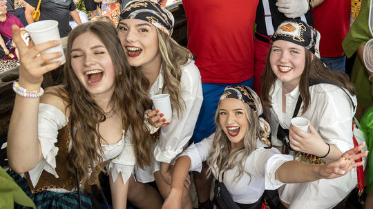 Ihren Spaß hatten auch die jungen Damen auf diesem Foto.