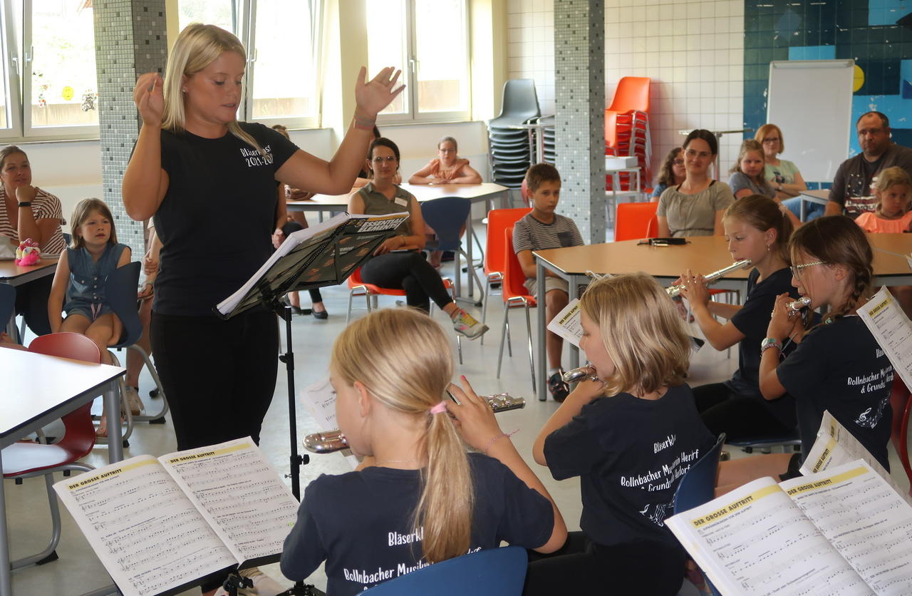 Kinder durften Instrumente ausprobieren: Bläserklasse der Grundschule Herdorf stellt sich vor