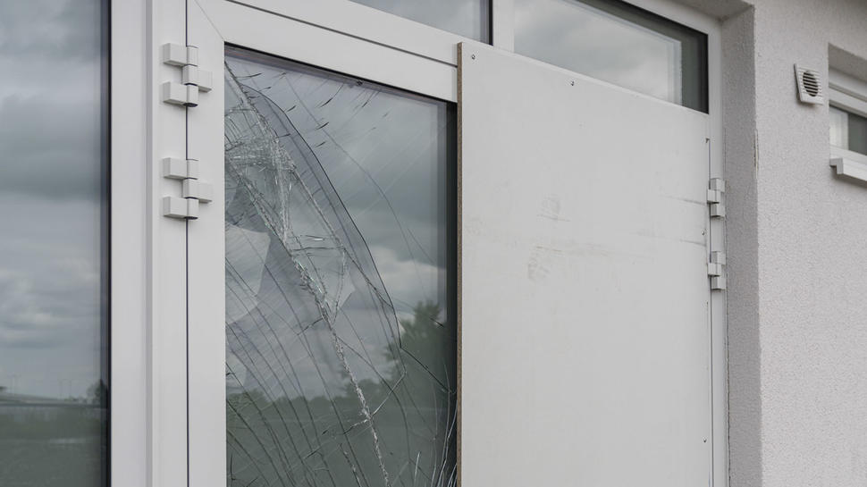 Die Tür der Ex-Laser-Tag-Halle wurde bei dem SEK-Einsatz am Mittwoch beschädigt.
