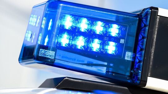 Ein Blaulicht auf dem Dach eines Einsatzfahrzeugs