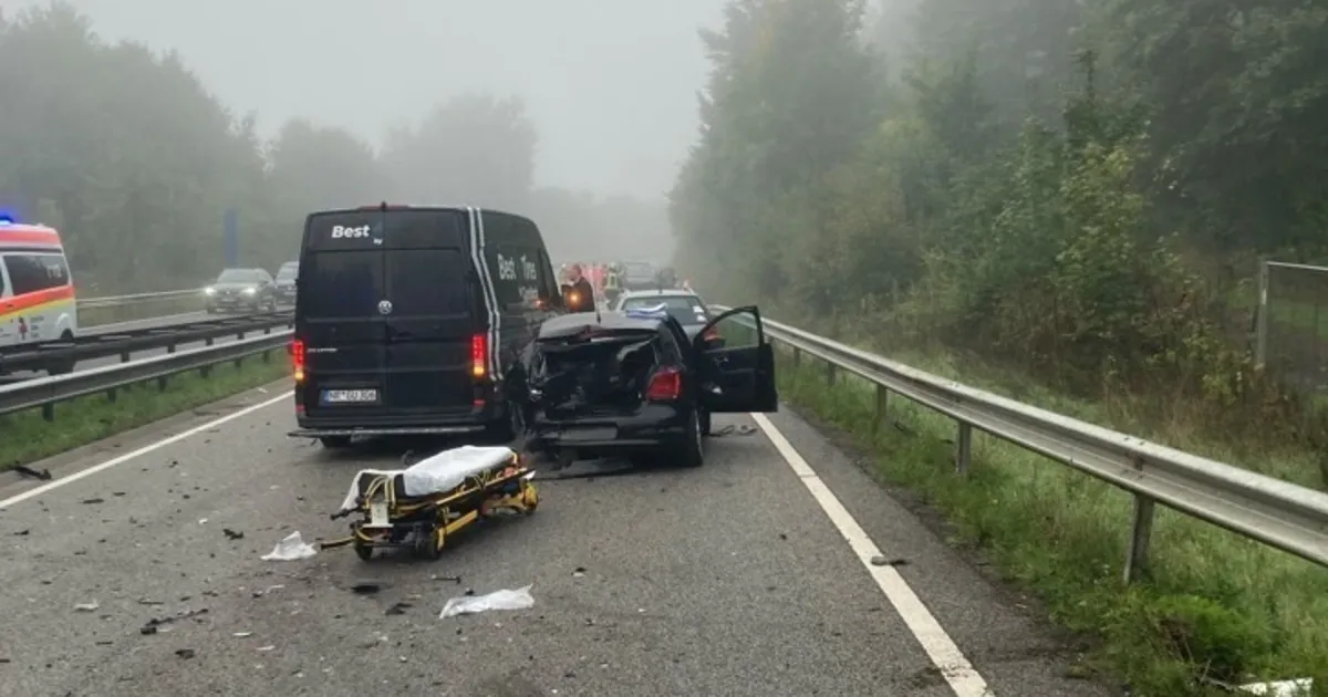 Beidseitige Sperrung wieder aufgehoben: Vier Autos in Unfall auf B256 ...