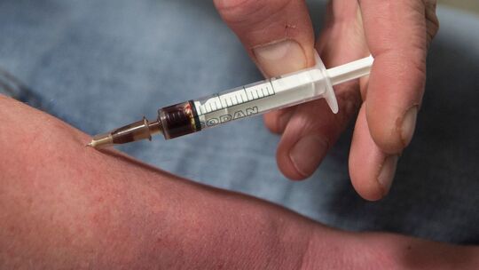 Drogensüchtiger spritzt sich Heroin