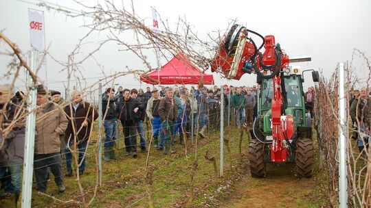 Neue Maschine im Weinberg