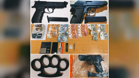 Feststellung der Bundespolizei in der Silvesternacht:
Sichergestellte Schreckschusswaffen, ein Schlagring sowie Einhandmesser m Feststellung der Bundespolizei in der Silvesternacht:
Sichergestellte Schreckschusswaffen, ein Schlagring sowie Einhandmesser m