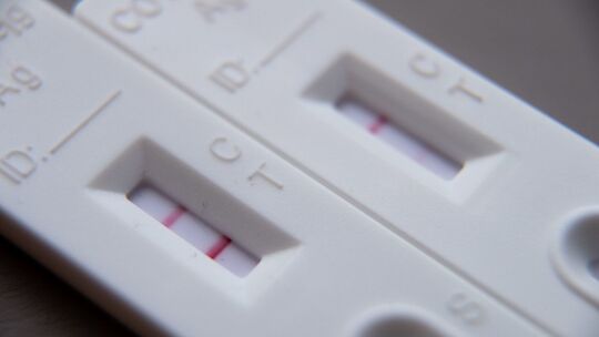 Ein positiver und ein negativer Coronatest