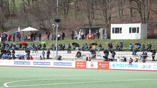 Zuschauer auf der Tribuene (Tribüne) in der Herkules Arena Fussball Regionalliga West, 26. Spieltag, 1. FC Kaan-Marienbo