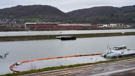 Fahrgastschiff mit Steigeranlage im Hafenbecken gesunken