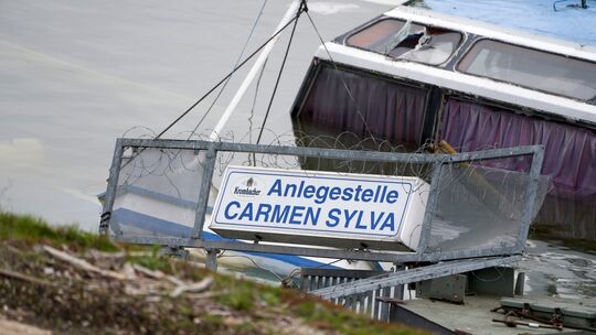 Fahrgastschiff mit Steigeranlage im Hafenbecken gesunken