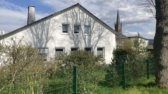 Rheinböllen - Hausmeisterwohnung neben der Mensa der Grundschule Am Hochsteinchen
