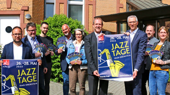 Organisatoren und Sponsoren freuen sich auf das Pfingstwochenende mit den 26. Jazztagen Idar-Oberstein. 230508_jazztage-foto_vvr-bank_tanja_weber