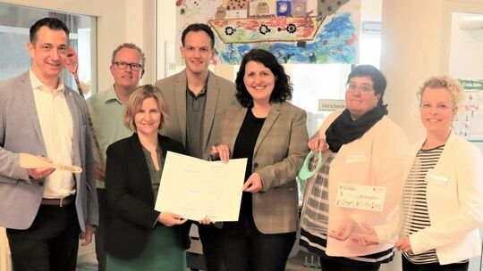 Umweltministerin Katrin Eder übergibt Urkunde an Kita Hermann Rohloff ...