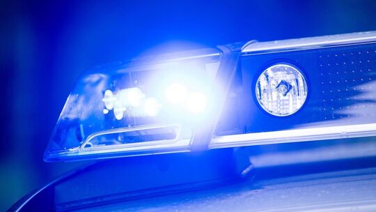 Ein Blaulicht leuchtet auf dem Dach einer Polizeistreife
