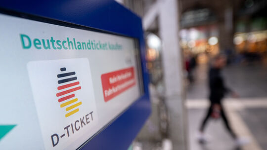 Mit dem 49 Euro teuren Deutschlandticket bundesweit mobil im Nah- und Regionalverkehr. Manche Arbeitgeber erstatten ihren Beschä Arbeitgeber kann 49-Euro-Ticket steuerfrei erstatten
