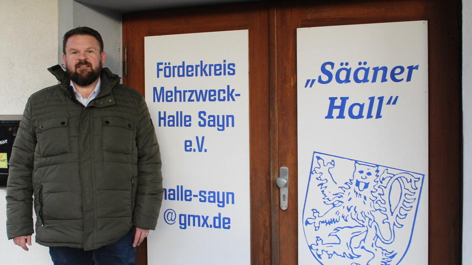 Bürgermeister Christoph Mohr vor der „Sääner Hall“: Für die Mehrzweckhallen-Sanierung gibt es eine millionenschwere Bundesförderung. Foto: Peter Meuer