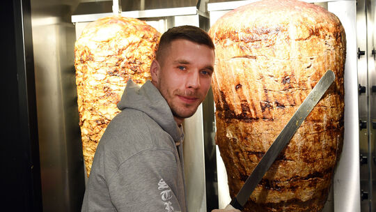 Fußball-Weltmeister Podolski eröffnet Döner-Laden