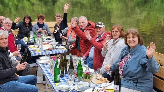 Gute Laune herrschte bei der Weinprobe auf der Huttental-Fähre. 20230520_202811