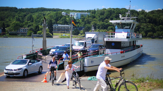 Fähre am Rhein