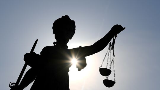 Justitia-Statue - Viele Corona-Verfahren bei Verwaltunsgerichten