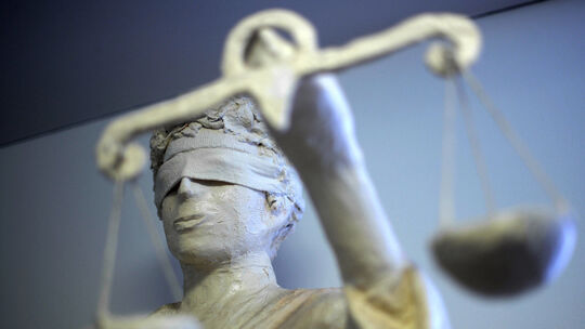 ARCHIV - Eine Justitia steht am 25.01.2011 im Amtsgericht in Hannover. Die niedersächsische SPD will am Dienstag (21.02.2012) K SPD reicht Verfassungsklage gegen Land ein