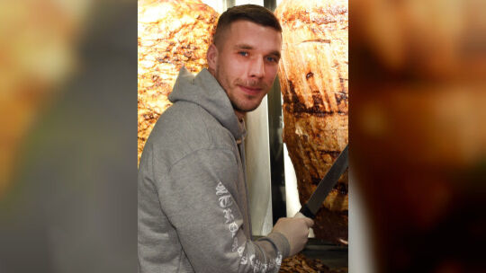 Fußball-Weltmeister Podolski eröffnet Döner-Laden