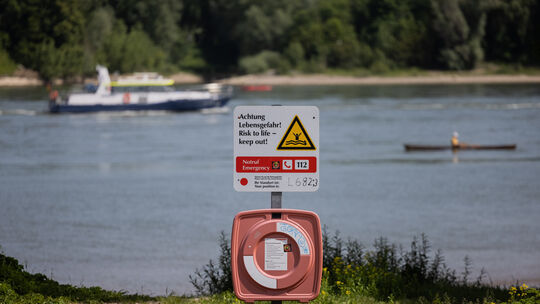 Lebensgefahr bei Schwimmen im Rhein