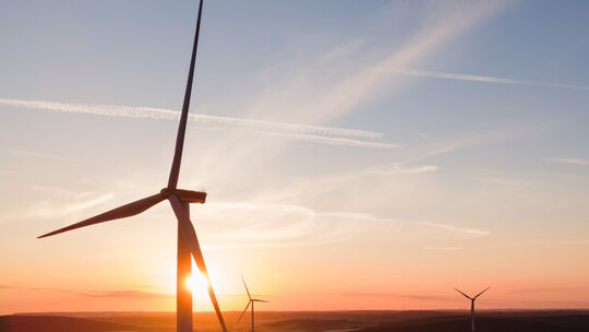 Windrad im Sonnenaufgang