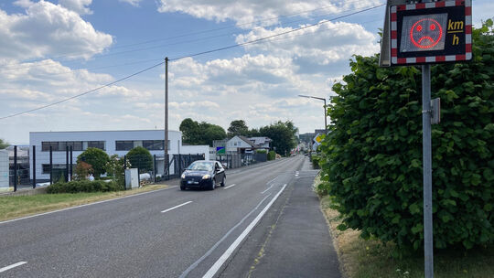 Ebernhahner Straße an der Ortseinfahrt Dernbach