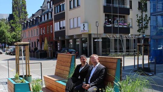 Teil der Kampagne "Restart Neuwied": ein Pocket-Park an der Marktstraße in Neuwied: von links Citymanagerin Michaela Ullrich und