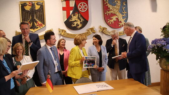 Malu Dreyer und die Eintragung ins Goldene Buch der Stadt