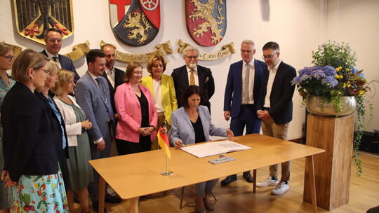 Malu Dreyer und die Eintragung ins Goldene Buch der Stadt
