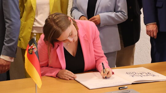 Malu Dreyer und die Eintragung ins Goldene Buch der Stadt